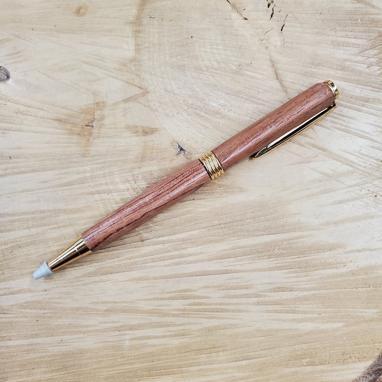 Stylo en bois fait à la main