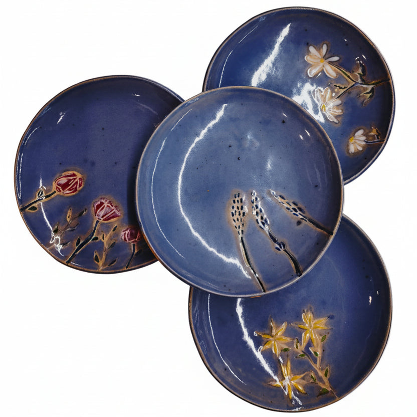 Assiette bleue avec fleurs