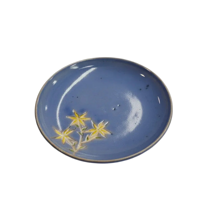 Assiette bleue avec fleurs