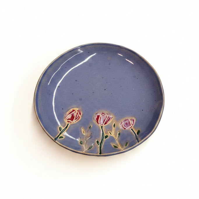 Assiette bleue avec fleurs