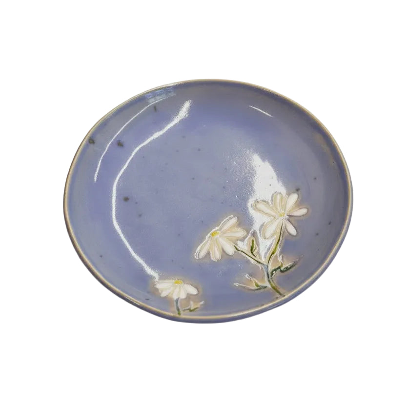Assiette bleue avec fleurs