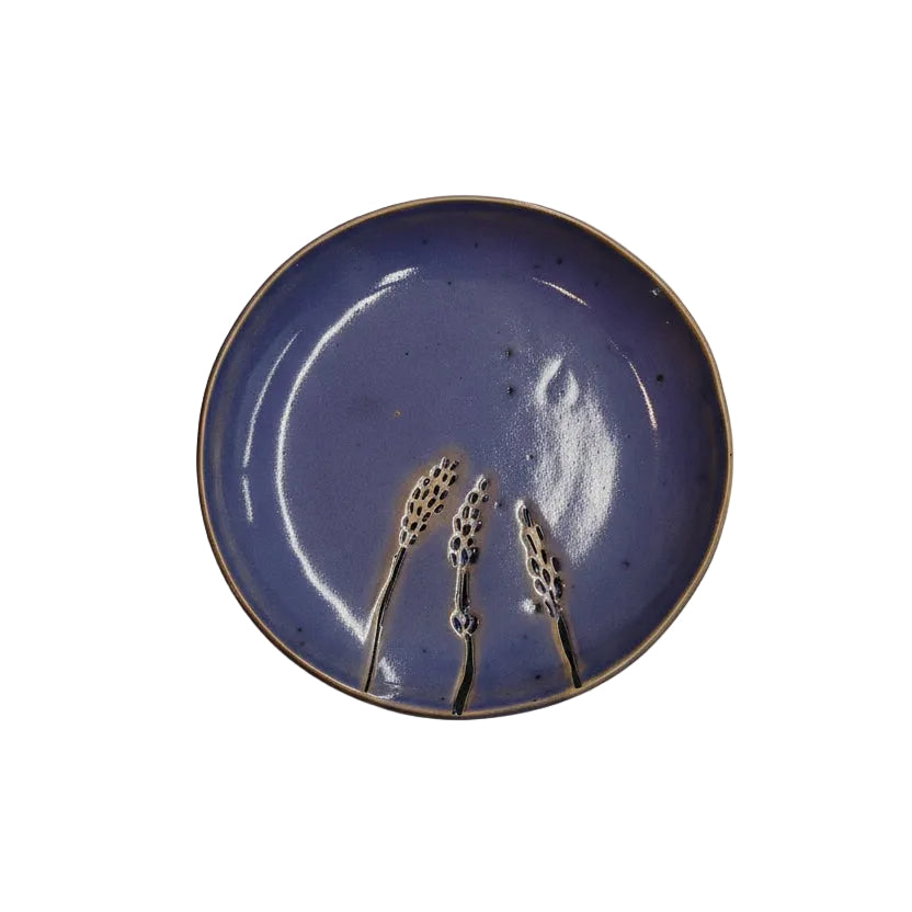 Assiette bleue avec fleurs