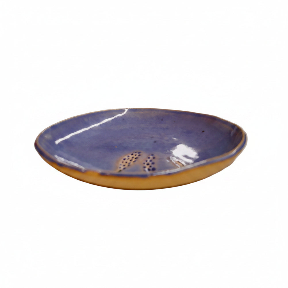Assiette bleue avec fleurs