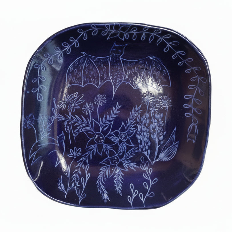 Assiette bleue chauve-souris